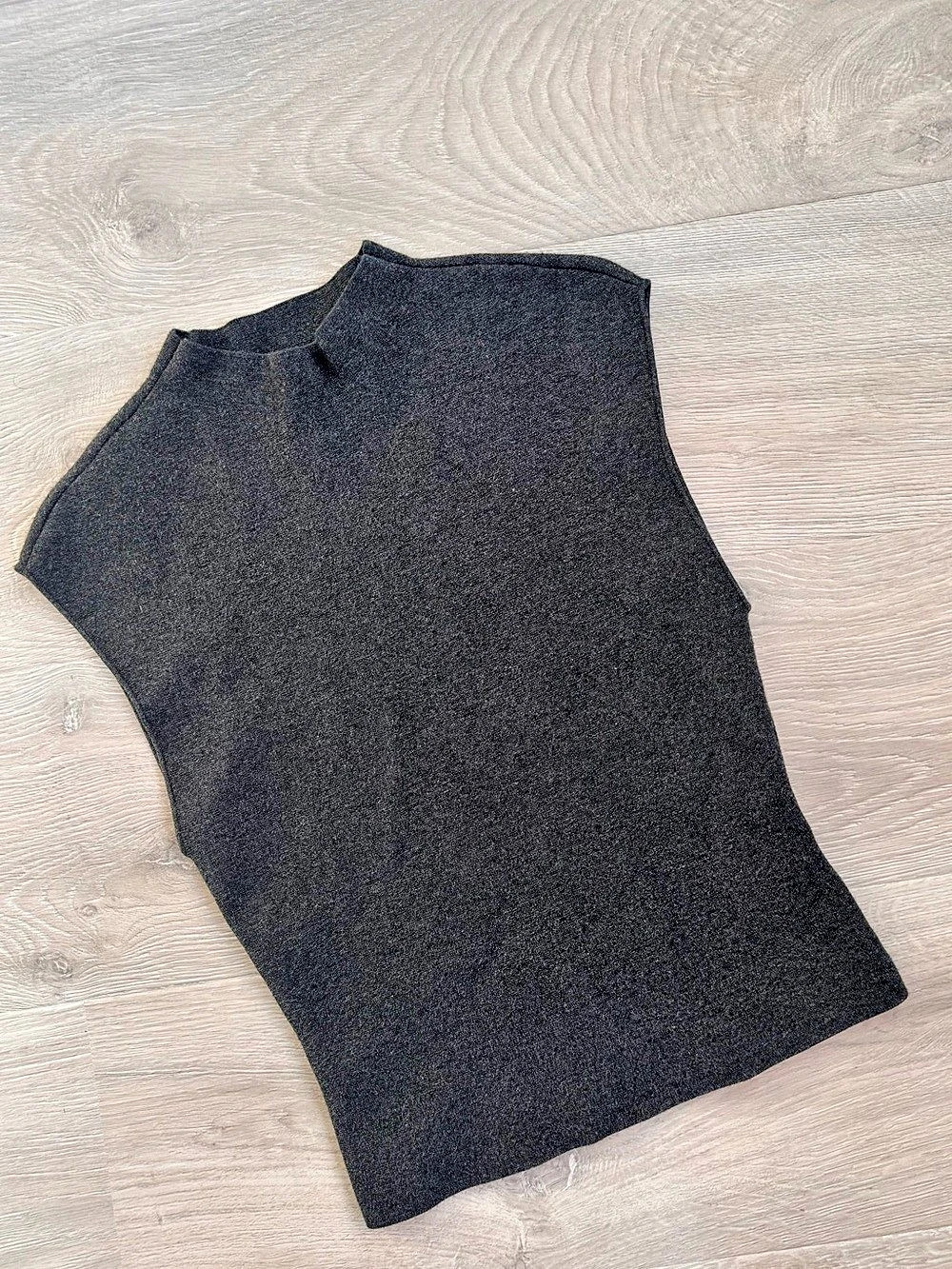 Aritzia Babaton Charcoal Sleeveless Knit Top — Size Small